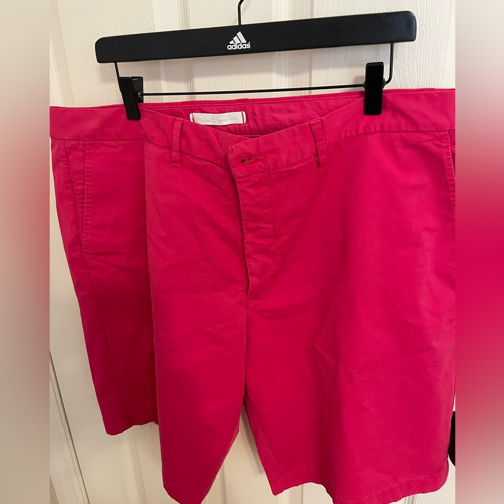 Beautiful Robert Graham short never worn NWT size 38